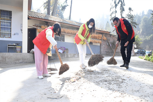 三树村志愿者在打扫环境卫生。特约通讯员 隆太良 摄