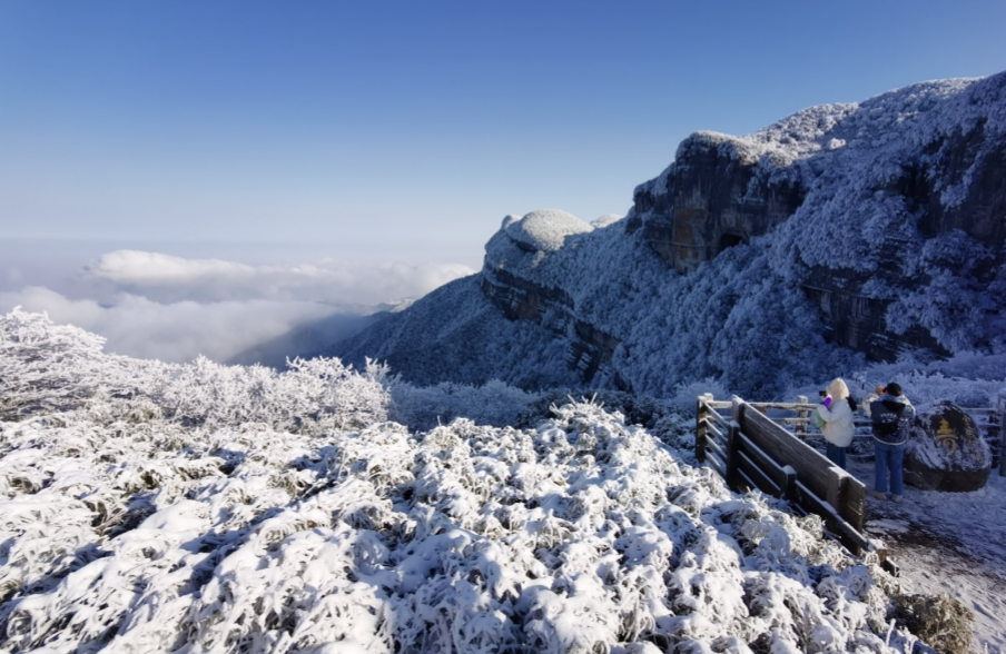 雪后初霁的金佛山出现云海雪山景观。胡波 摄