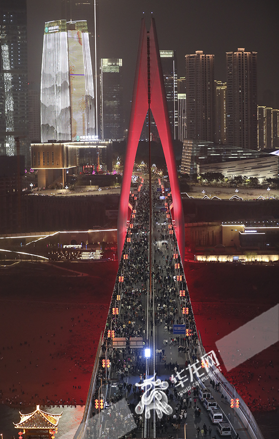 重庆封桥让路让游客拍照。（资料图）华龙网-新重庆客户端 首席记者 李文科 摄
