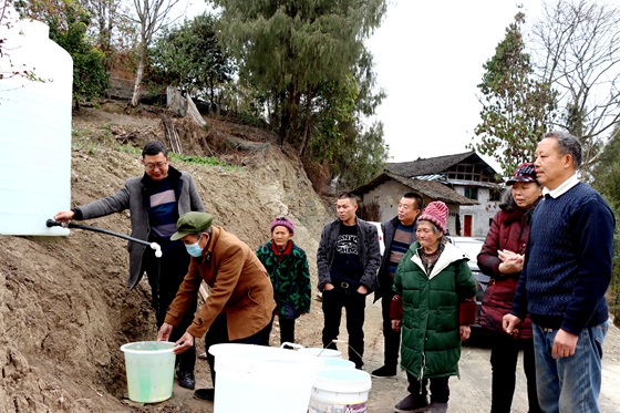 村民前往临时供水点提水。特约通讯员  李诗素 摄
