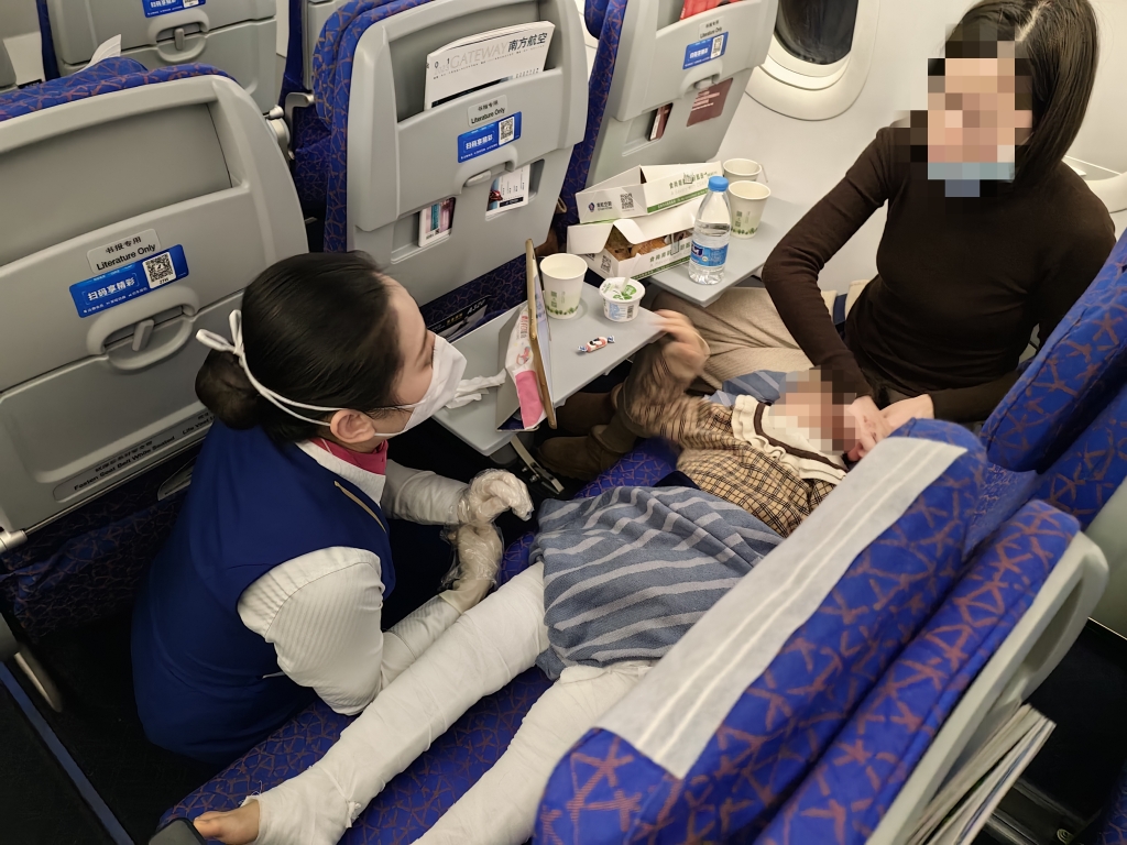 飞行过程中，乘务员始终陪伴在女孩及其家人身边。重庆航空供图