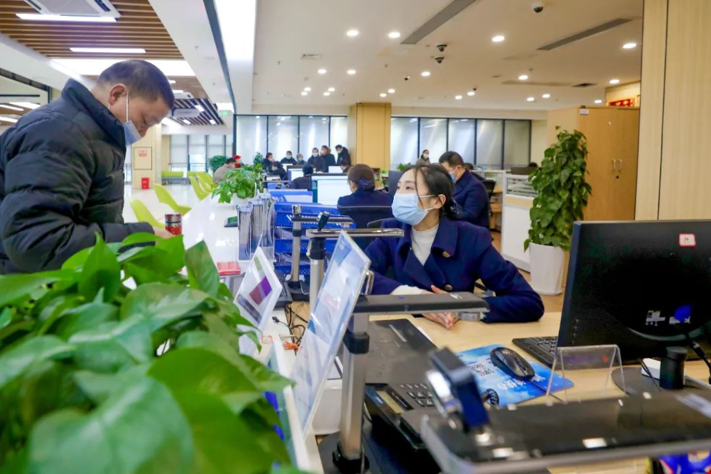 重庆高新区政务服务中心，工作人员帮群众办理业务。 通讯员 雷键 摄