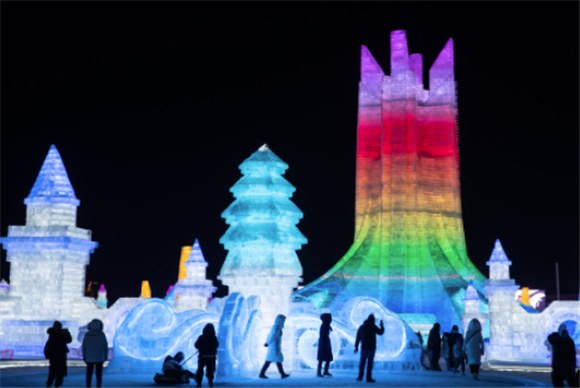 游客在哈尔滨冰雪大世界园区内游玩（无人机照片）。新华社记者 张涛 摄