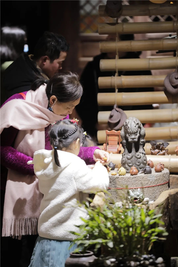 游客带孩子在陶艺工作室内玩耍。荣昌区文化旅游委供图 华龙网发