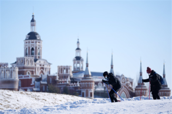 游客在哈尔滨伏尔加庄园滑雪。新华社记者 王建威 摄