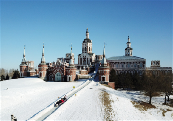 游客在哈尔滨伏尔加庄园玩雪圈（无人机照片）。新华社记者 王建威 摄