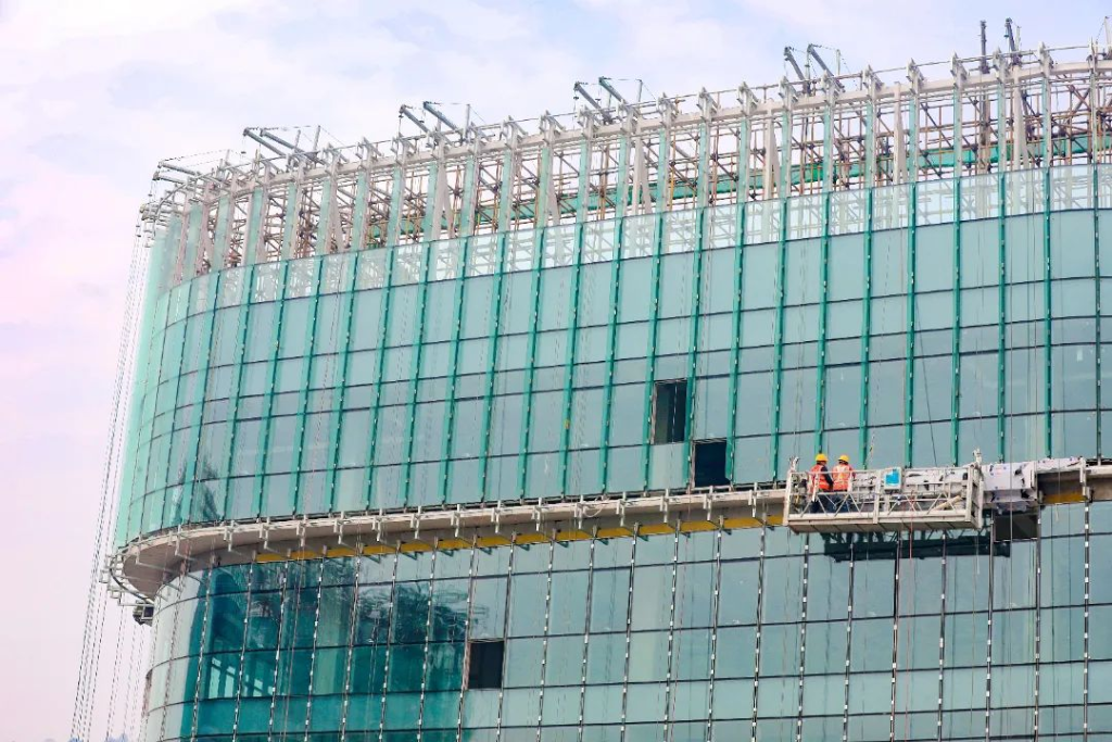 科学谷一期一标段项目，工人正在安装玻璃幕墙。通讯员 雷键 摄