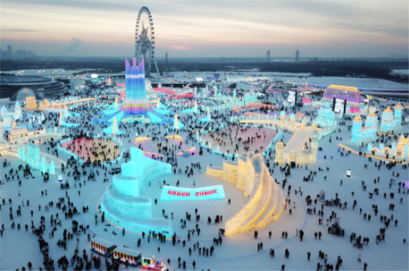 游客在哈尔滨冰雪大世界园区内游玩（无人机照片）。新华社记者 张涛 摄