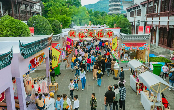 “穿越”年俗庙会。开州区文化旅游委供图 华龙网发