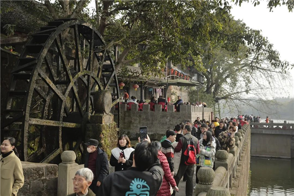 春节期间万灵古镇游客如织。荣昌区文化旅游委供图 华龙网发