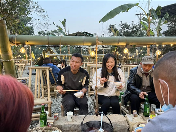 游客在荣昌“小马的院子”民宿团建聚餐。荣昌区文化旅游委供图 华龙网发