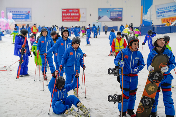 重庆际华园内冰雪运动成为青少年之热爱。 渝北区文化旅游委供图 华龙网发