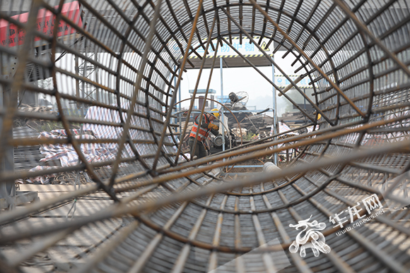 快速路六纵线南段工程接线立交工地上，工人们正在焊接桩机钢筋笼。华龙网-新重庆客户端 首席记者 李文科 摄