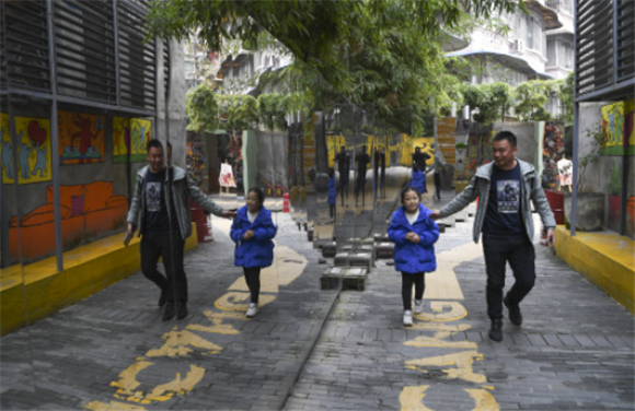 游客在重庆北仓文创街区游览。新华社记者 王全超 摄