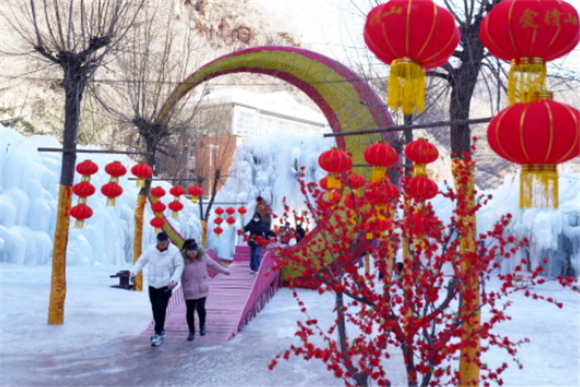 游客在天河山景区冰雪游乐区内游览。新华社记者 牟宇 摄