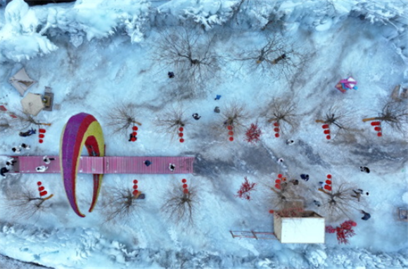 游客在天河山景区冰雪游乐区内游览（无人机照片）。新华社记者 牟宇 摄