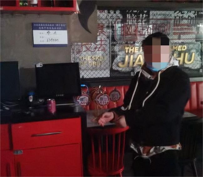 4嫌疑人张某指认盗窃现场。警方供图