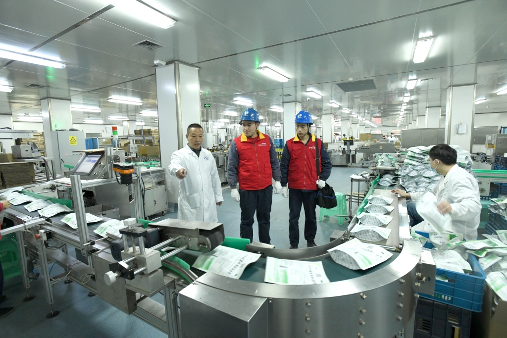 1月28日，国网重庆电力员工在江津区德感工业园重庆中药二厂了解生产用电情况，开展用电安全检查，助力企业复工复产。通讯员 王化全 摄