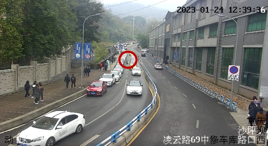 渝警骁骑队员驾驶警用摩托车开道，护送老人到医院。重庆沙坪坝警方供图