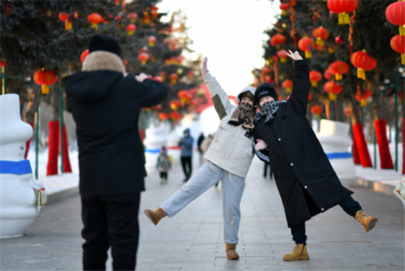 游客在太阳岛雪博会园区内留影。新华社记者 王建威 摄