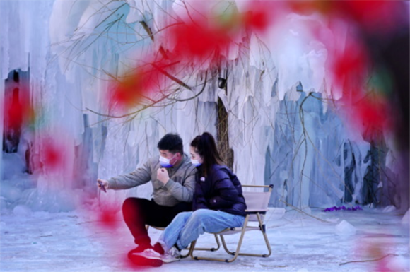 游客在天河山景区冰雪游乐区内拍照留念。新华社记者 牟宇 摄