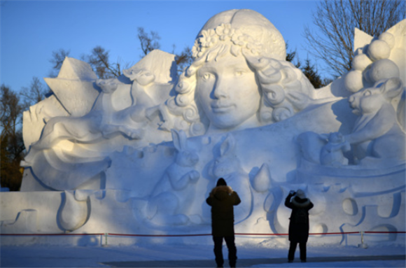 游客在太阳岛雪博会园区内拍摄雪雕作品。新华社记者 王建威 摄