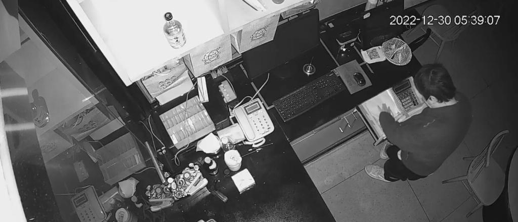 2男子盗走店内现金。警方供图
