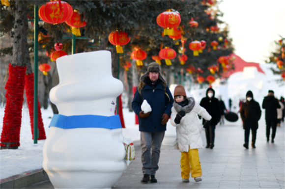 外国游客在游览太阳岛雪博会。新华社记者 王建威 摄