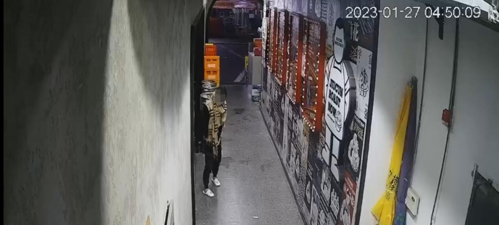 1男子进入烧烤店内盗窃。警方供图