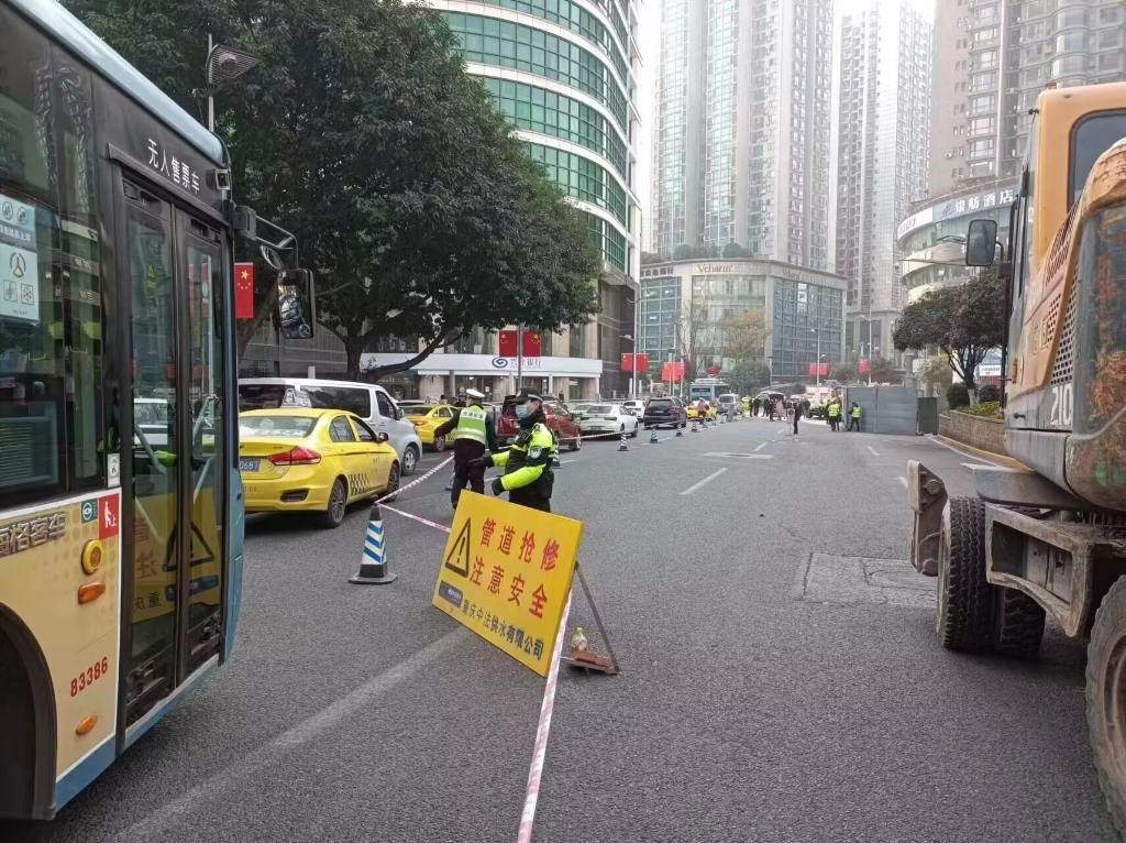 民警在相关路段疏导交通。重庆江北警方供图