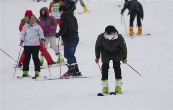 1月1日，在重庆市南川区金佛山景区滑雪场，游客在体验雪上运动。新华社记者 刘潺 摄