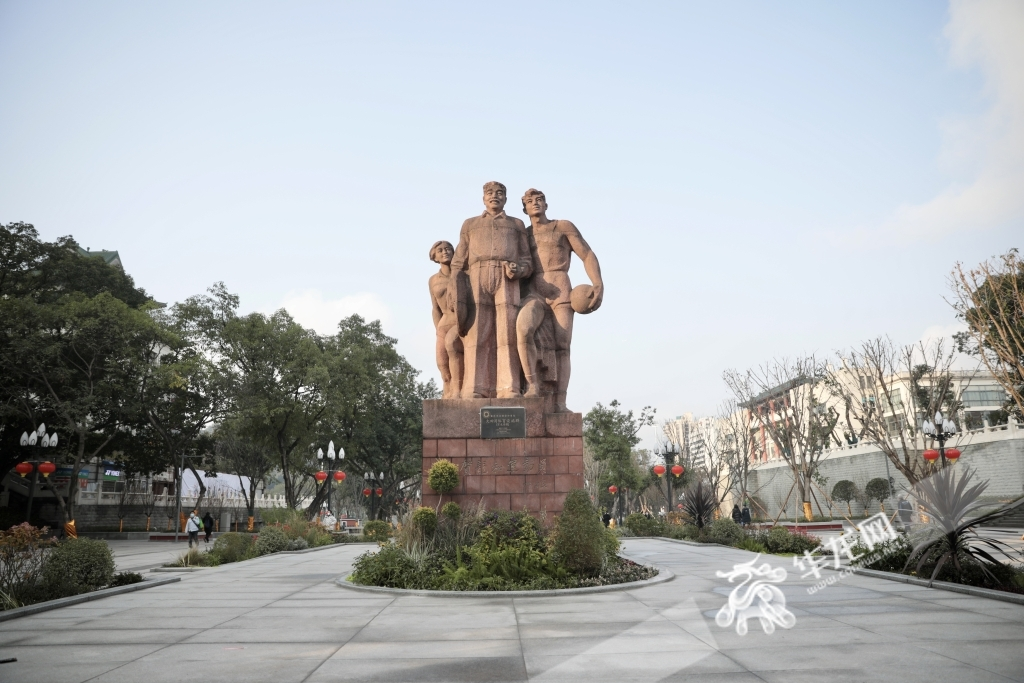The statue of Helong witnessing the rapid development of Chongqing.