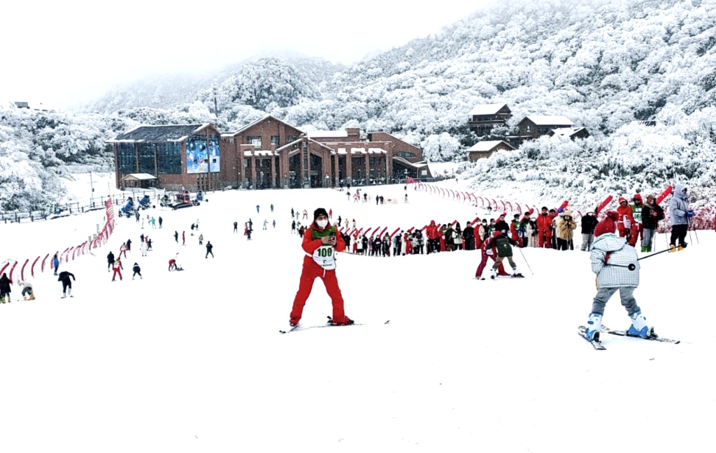 元旦期间，游客在金佛山景区滑雪。景区供图