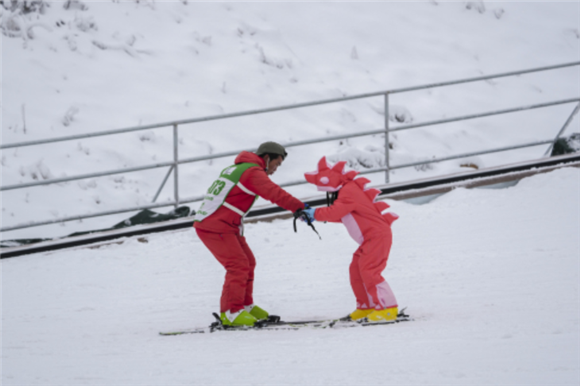 1月1日，在重庆市南川区金佛山景区滑雪场，一名游客（右）在雪场教练的指导下学习滑雪。新华社记者 刘潺 摄