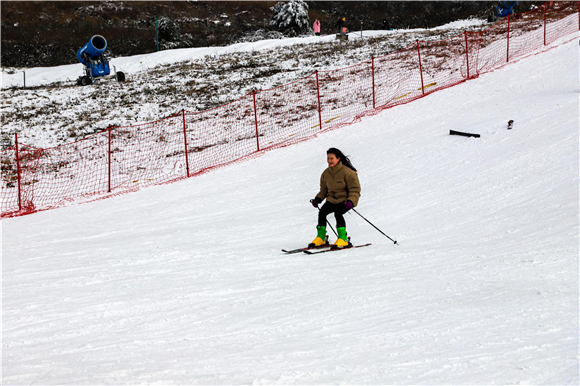 游客到龙缸滑雪场畅玩滑雪。记者 谭启云 何晓蓉 摄