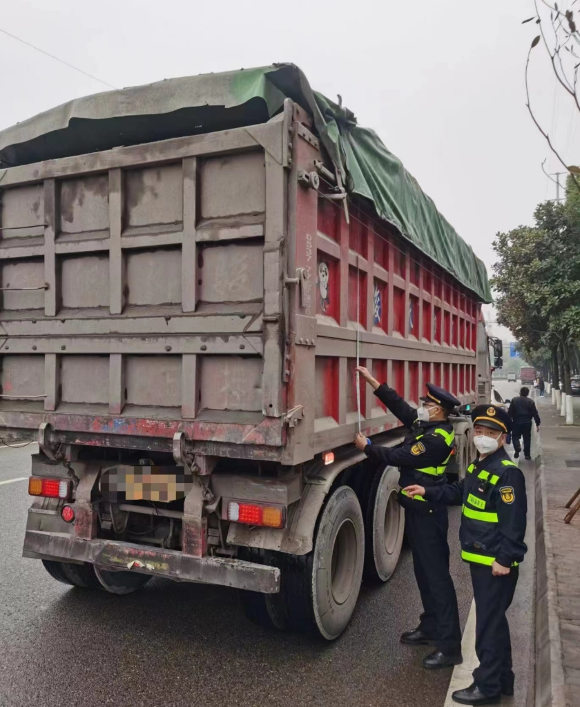 非法改装货车被查。重庆交通执法部门供图