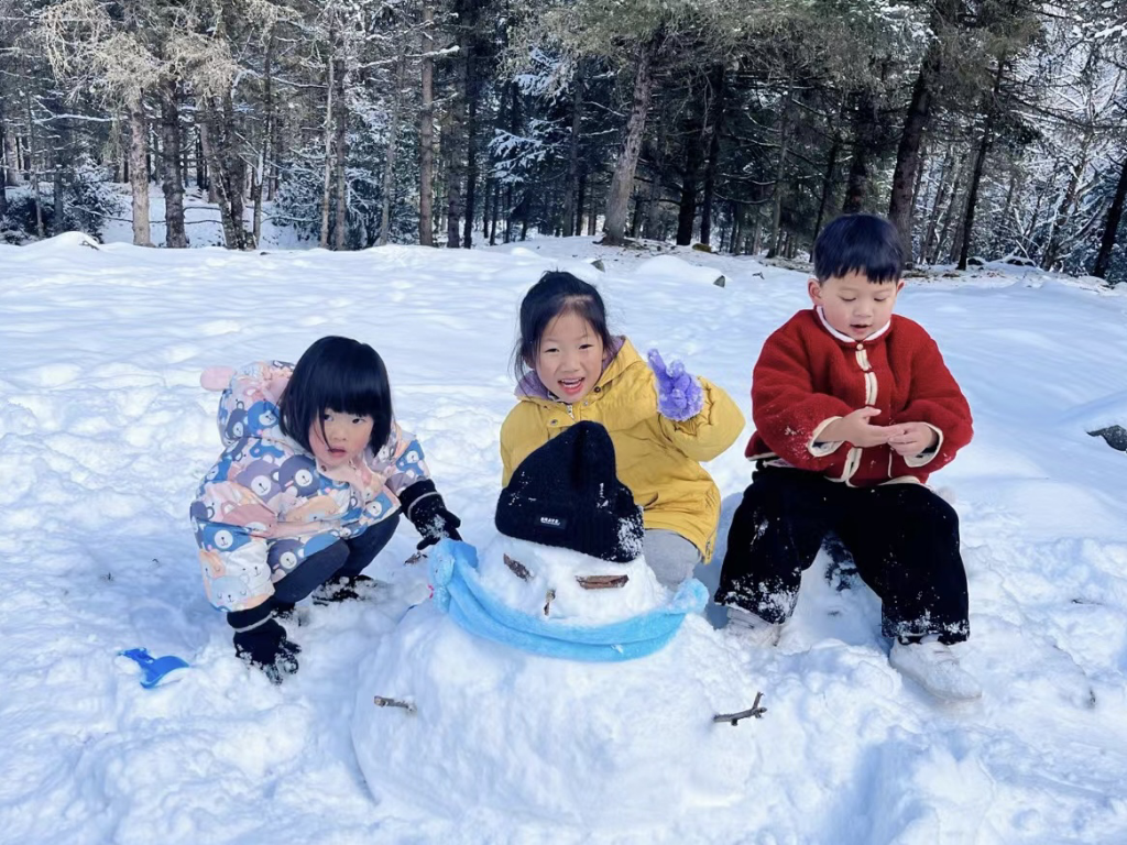 小朋友在雪地里堆起了雪人。受访者供图