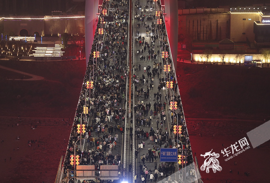 春节假期，游客在千厮门嘉陵江大桥上观景。华龙网-新重庆客户端首席记者 李文科 摄