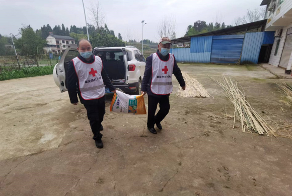 红十字志愿者为农户送化肥
