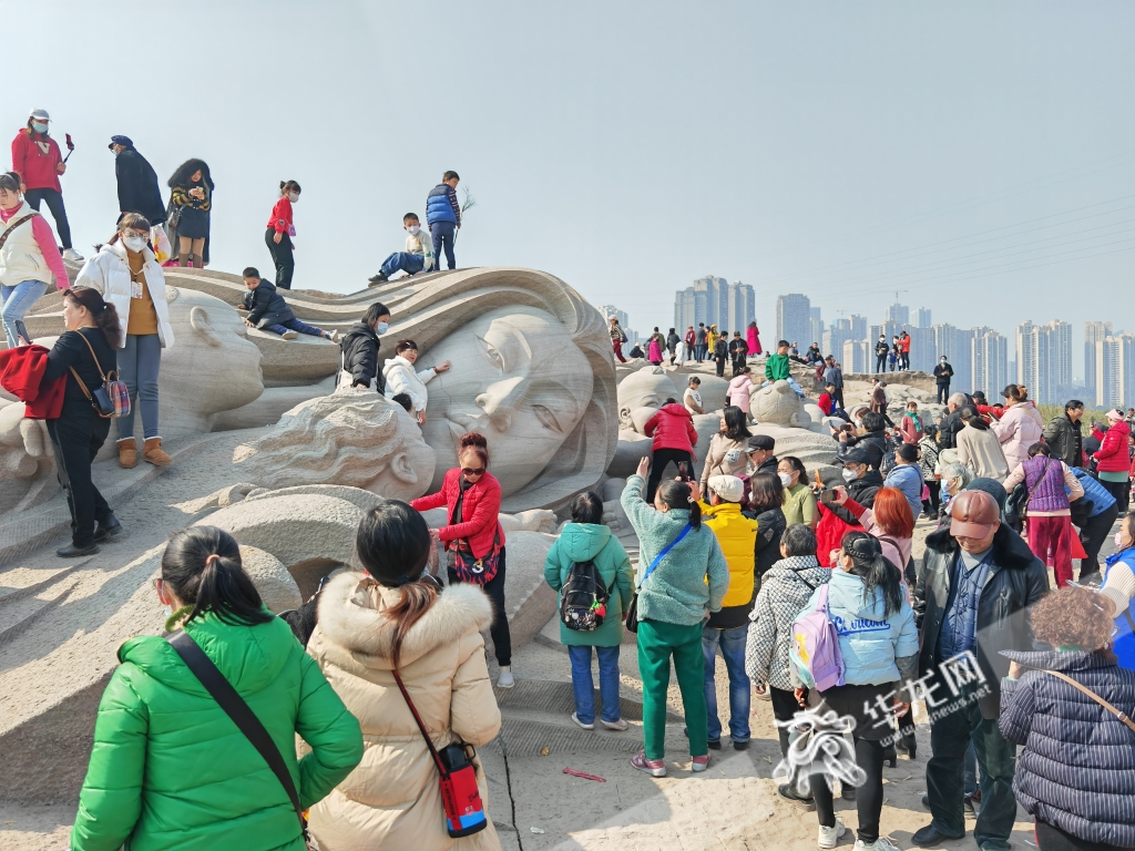 南滨路江边的“巨型石刻”。华龙网-新重庆客户端记者 谢鹏飞 摄
