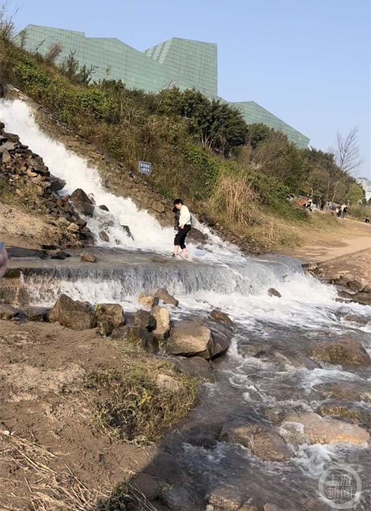 北滨路多了一处“江边瀑布” ，这是怎么回事？3