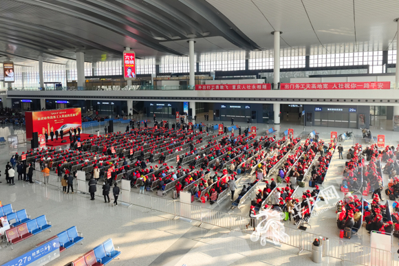 890名务工人员乘坐2023年重庆首趟返岗专列回广州复工。华龙网-新重庆客户端记者 石涛 摄