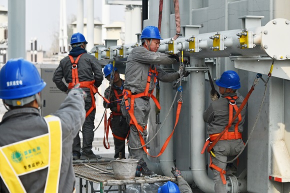 1月30日，永川500千伏变电站新建工程复工，国网重庆电力变电安装班组员工正在安装主变压器。通讯员 张弛 摄