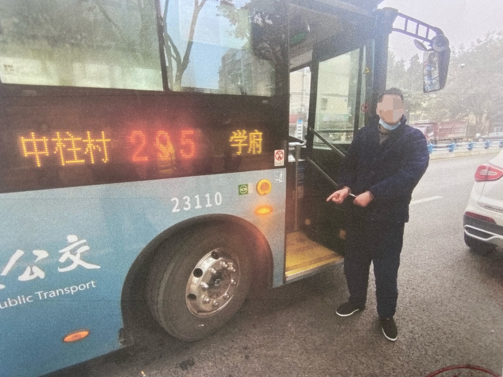 3嫌疑人谭某指认现场。重庆高新区警方供图