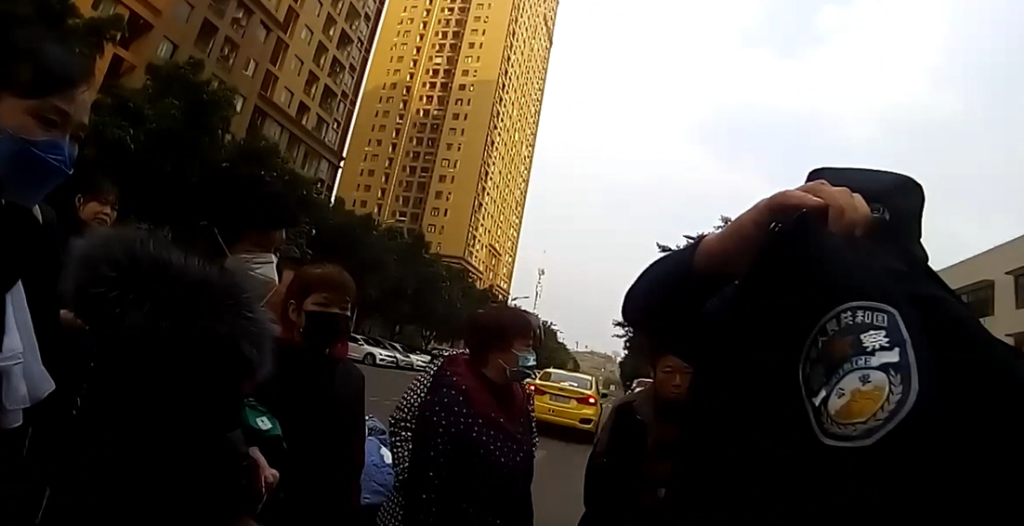 2民警脱下衣服给老人披上。重庆市沙坪坝区警方供图