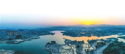 4清晨的双桂湖国家湿地公园，宛如一幅诗意画卷。记者 熊伟 摄