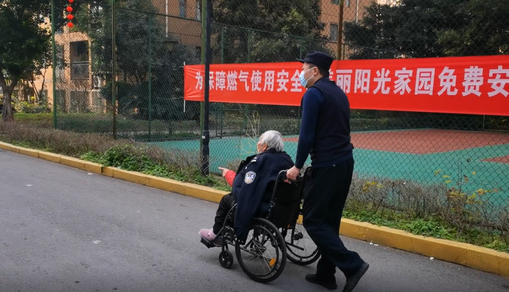 3民警推着老人回家。重庆市沙坪坝区警方供图