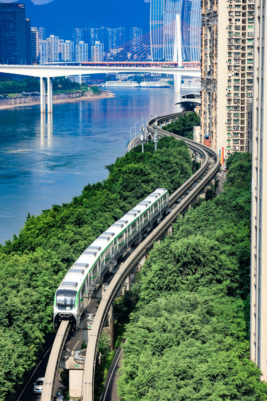 The number of 8-coach trains of CRT Line 2 increases to 10. (Photo provided by Chongqing Rail Transit (Group) Co., Ltd.)