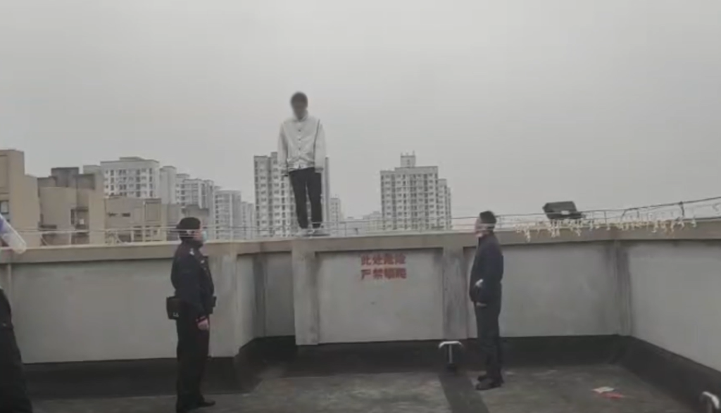 1民警劝说小陈不要轻生。重庆高新区警方供图
