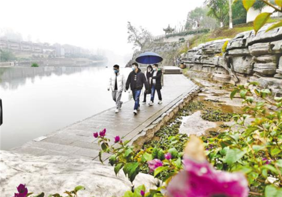 游客在万灵镇游玩。记者 向虹霖 王新莲 摄